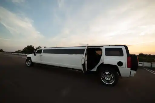 limousine Hummer porte ouverte