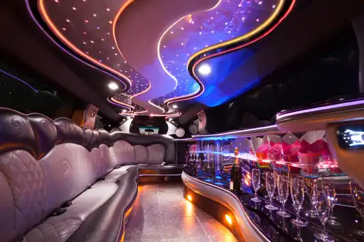 limousine Hummer intérieur pour fête avec Champagne