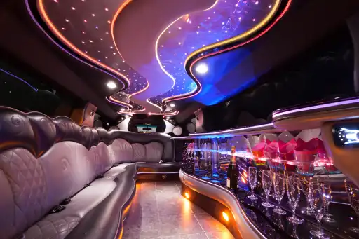 Limousine intérieur Hummer dans la soirée